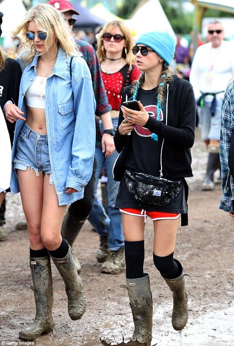 Festival fun: She showed some skin with a pair of bright red sporty shorts, adding a pair of over-the-knee socks as she walked alongside pal Lily Donaldson Red Rainboots Outfit, Hunter Wellies Outfit, Festival Outfit Rain, Wellies Outfit, Rainboots Outfit, Summer Boots Outfit, Rain Boot Outfit, Red Hunter Boots, Cara Delevingne Style