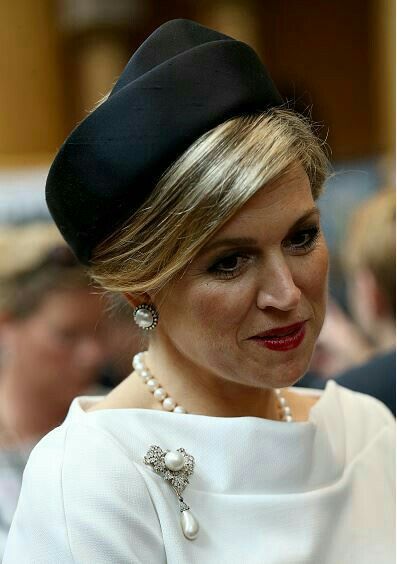 Queen Maxima pearls Regina Maxima, Dutch Queen, Princess Máxima, Style Royal, Estilo Real, Queen Máxima Of The Netherlands, Elegant Hats, Princesa Diana, Queen Maxima