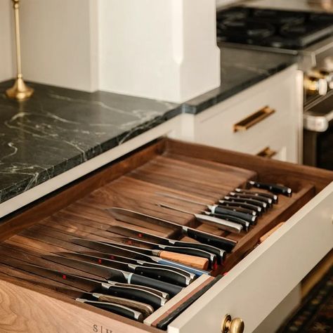 Clever organization for a knife drawer. Kitchen Knife Storage Ideas, Drawer Organization Kitchen, Drawer Makeover, Knife Drawer Organizer, Cutlery Drawer Organization, Drawers Ideas, Kitchen Gadgets Organization, Deep Drawer Organization, Kitchen Drawer Dividers