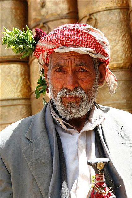 Old bearded man with flowers in his keffiyeh - Yemen by Eric Lafforgue, via Flickr Man With Flowers, Yemeni People, Arabic Clothing, Eric Lafforgue, Bearded Man, Arab Men, Baghdad, People Of The World, Yemen