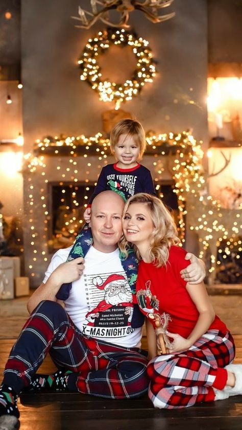 Fireplace Photoshoot, Tree Farm Photo Shoot, Christmas Couple Pictures, New Year Photoshoot, Christmas Baby Pictures, Christmas Family Photoshoot, Family Photoshoot Poses, Xmas Pictures, Xmas Photos