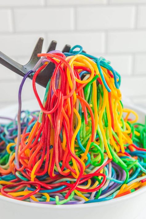 Rainbow Spaghetti in a bowl Rainbow Themed Food, Rainbow Dishes, Rainbow Food Ideas, Rainbow Spaghetti, Homemade Butterbeer, Rainbow Foods, Car Snacks, Rainbow Kitchen, Pinterest Contest