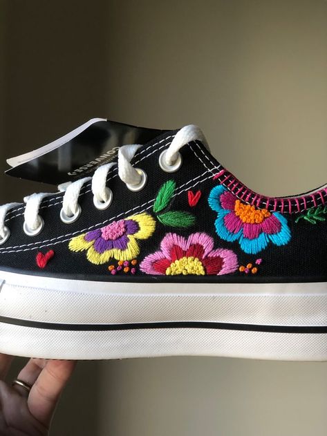 Embroidered Shoes Diy, Embroidery Shoes Diy, Shoe Art Designs, Diy Converse, Embroidery Sneakers, Embroidered Converse, Shoe Makeover, Painted Canvas Shoes, Clothes Embroidery Diy