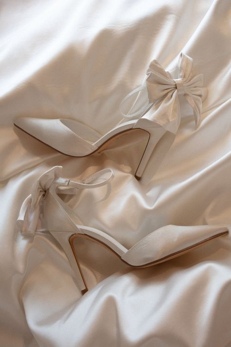 Bow Bridal Shoes, White Dress Accessories, Heels Bow, Bow Aesthetic, Courthouse Wedding, Wedding Vibes, Pointed Heels, Wedding Heels, Little White Dresses