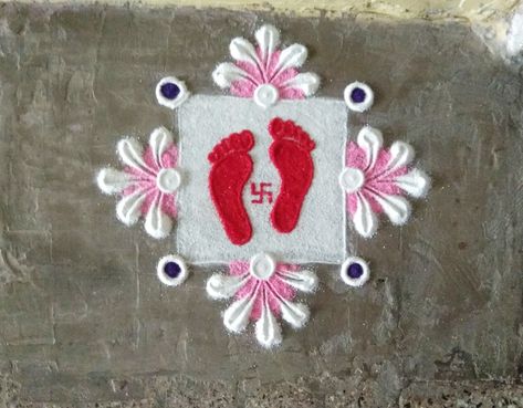 Laxmi Pair Rangoli, Laxmi Footprints Rangoli, Laxmi Feet Rangoli, Devotional Paintings, Sanskar Bharti Rangoli Designs, Navratri Rangoli, Full Mehndi, Very Easy Rangoli Designs, Rangoli Designs Photos