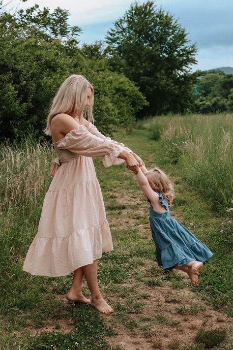 Flower Field Photoshoot Kids, Lifestyle Mommy And Me Photography, Vintage Mother’s Day Photoshoot, Mothers Day Picnic Photoshoot, Mommy And Me Photo Shoot Toddler, Mother Daughter Photoshoot Baby, Mother’s Day Shoot, Outdoor Mothers Day Photoshoot, Mommy And Me Picnic Photo Shoot