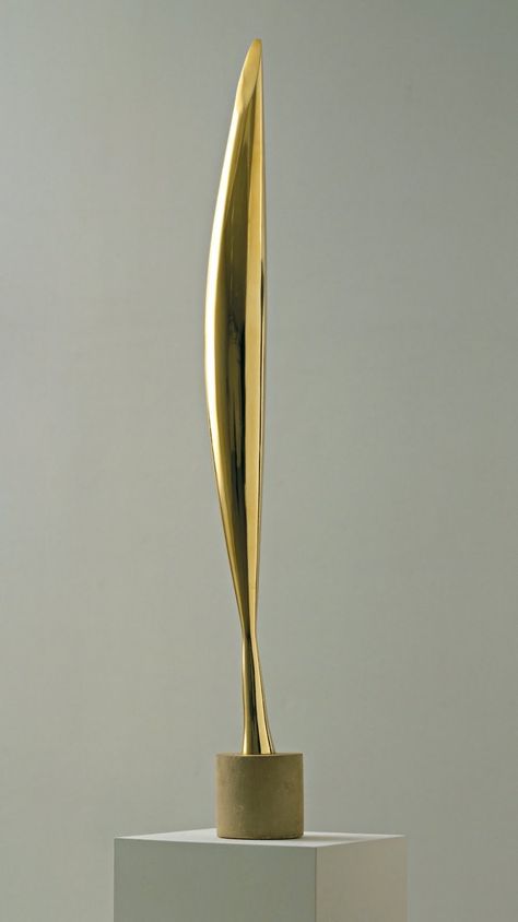 Brancusi: Bird in Space (1928 version; bronze, limestone and wood). Museum of Modern Art, New York. Brancusi Sculpture, Constantin Brancusi, But Is It Art, Istoria Artei, Sculptures Céramiques, Action Painting, Sculpture Metal, Bird Sculpture, Motion Graphic