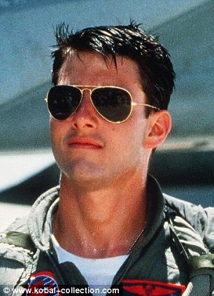 Top Gun 1986... Ahh the good 'ol days! ~A Tom Cruise Hairstyle, Tom Cruise Haircut, Tom Cruise Hot, Tom Cruise Movies, Top G, Athletic Hairstyles, Curly Bob Hairstyles, Celebrity Dads, Ray Ban Aviators