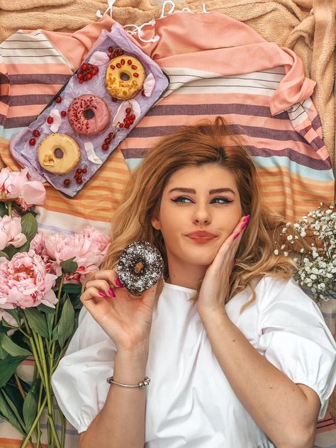 Donuts photography Donut Photoshoot Ideas, Donuts Photography Instagram, Donut Photoshoot, Donuts Photography, Donut Photos, Candy Photoshoot, Cute Senior Pictures, Baking Photography, Valentine Photo Shoot