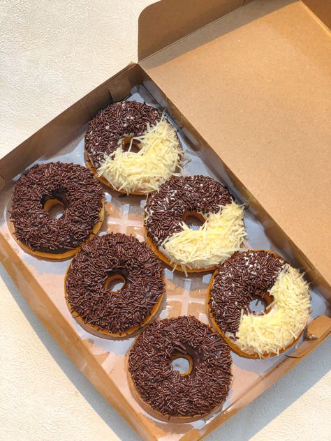 Choco sprinkle & cheddar cheese Foto Donat, Bake Sale Displays, Mini Donut Recipes, Donut Flavors, Homemade Donuts Recipe, Christmas Donuts, Baking Packaging, Candy Drinks, Sweet Treats Desserts