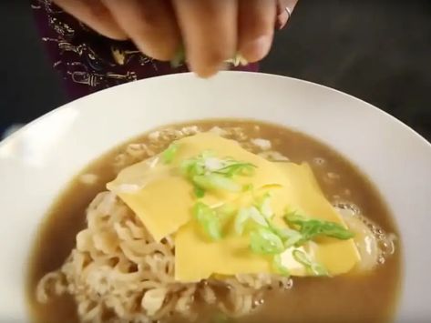 People on the internet are shocked by American cheese on ramen - Insider Egg In Ramen, Cheese Ramen, Ramen Noodle Soup, Instant Ramen, Bowl Of Cereal, Ramen Recipes, Korean Dishes, Guacamole Recipe, American Cheese