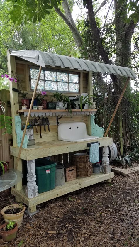 Bench With Plants Outdoor, Pallet Potting Bench With Sink, Potting Benches Outdoor, Garden Shed Potting Bench, Potting Table Plans, Potting Shed Plans How To Build, Cute Potting Bench, Potting Station Outdoor, Outdoor Garden Table Potting Station