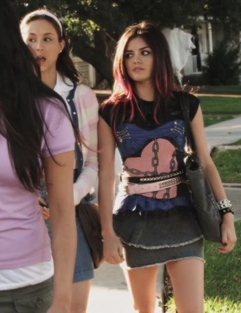 aria pretty little liars style pink hair first season 2000s lucy hale Aria Pretty Little Liars, Pretty Little Liars Aria, Pretty Little Liars Outfits, Pll Outfits, Pretty Little Liars Fashion, Pll Fashion, Aria Montgomery, Tv Show Outfits, Lucy Hale