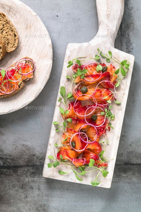 Cured Salmon Plating, Salmon Gravlax Plating, Salmon Decoration, Gravlax Salmon, Beetroot Cured Salmon, Cured Salmon Recipe, Gravlax Recipe, Breaded Salmon, Rosemary Salmon