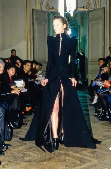 Oliver Theyskens 1998, Oliver Theyskens, Olivier Theyskens, 90s Runway Fashion, Grunge Look, Fashion Inspiration Design, 90s Grunge, Gala Dresses, Grunge Style