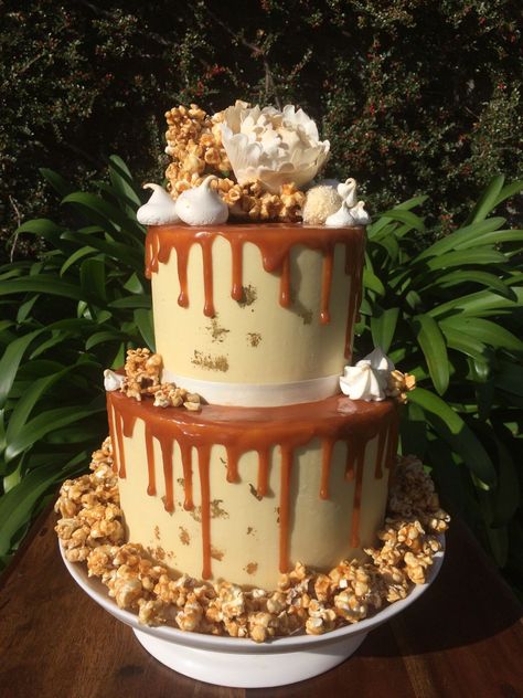 Salted Caramel Wedding Cake, Caramel Wedding Cake, Caramel Wedding, Caramel Drip Cake, Drip Cake Recipes, Chocolate Biscuit Cake, Wedding Cake Images, Salted Caramel Popcorn, Butterscotch Cake