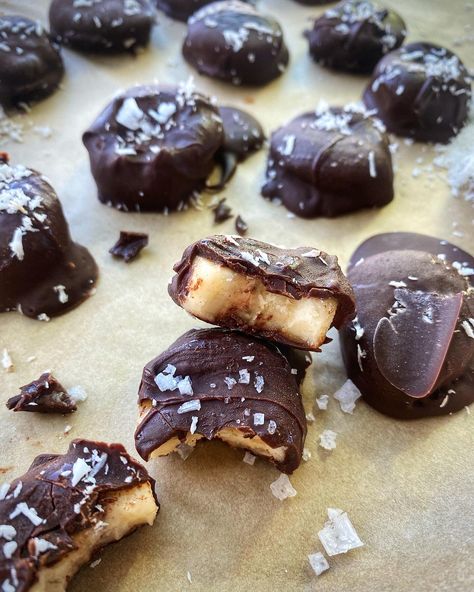 Chocolate Dipped Banana Bites, Frozen Banana Treats, Chocolate Covered Banana Bites, Frozen Chocolate Bananas, Chocolate Covered Bananas Frozen, Chocolate Dipped Bananas, Banana Dip, Healthy Dark Chocolate, Banana Treats