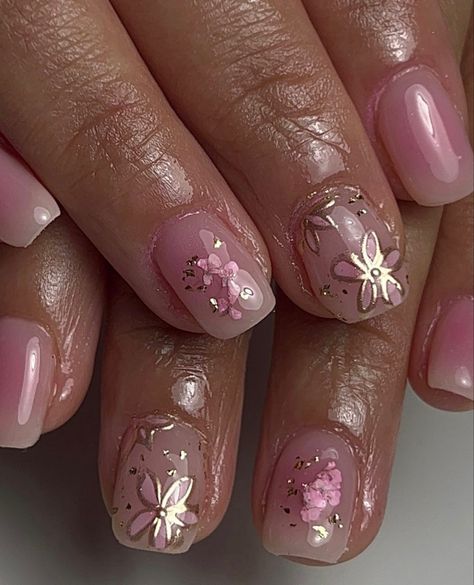 Natural Nail Ideas Polish, Really Cute Nails Short, Short Mail Inspire, Flowers On Nails Simple, Light Pink Hibiscus Nails, Light Pink Floral Nails, Short Aesthetic Nails, Y2k Hawaiian Nails, Pink Aura Nails With Flowers