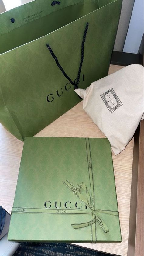 Gucci Shopping Bag Snapchat Story, Fake Gifts Snapchat, Luxury Snapchat Story, Fake Gifts Story, Brown Eye Quotes, Gift Snapchat, Apres Ski Boots, Gucci Shopping Bag, Luxury Birthday Gifts