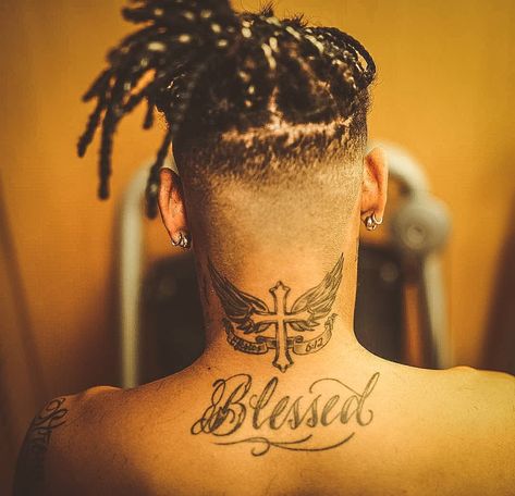 Neymar Neck Tattoo, Neymar Back, Wing Neck Tattoo, Cross Tattoo Neck, Neymar Jr Tattoos, Blessed Tattoos, Tattoo Posters, Design Tattoos, Special Tattoos