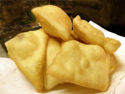 I  love sopapillas with lots of honey. Sopapilla Recipe, Mexico Food, Mexican Dishes, What To Cook, Fajitas, Bread Recipes, New Mexico, Mexican Food Recipes, Sweet Tooth