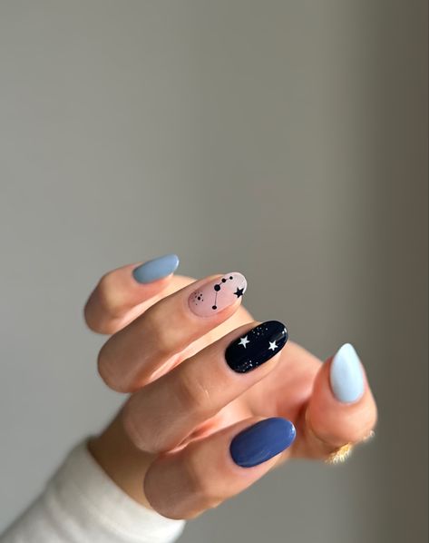 Star nails. Zodiac. Blue and white color nails. Oval shaped nails Constellation Nail Art, Zodiac Nail Designs, Nail Art Zodiac Signs, Summer Time Nails, Summer Nails Designs, Nail Artwork, Simple Summer, Spring Nail Art, Birthday Nails