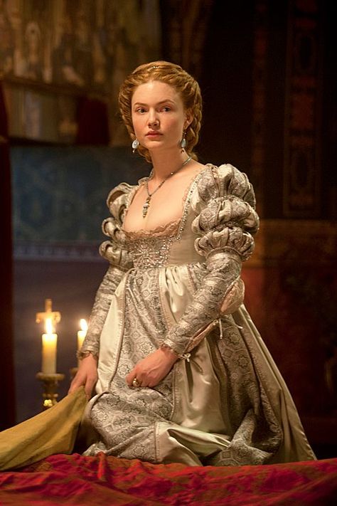 Upcoming Seasons of The Borgias, Lucrezia's insanely gorgeous gown. Borgias Costumes, Holliday Grainger, Lucrezia Borgia, The Borgias, Costume Drama, Medieval Dress, Period Costumes, Historical Costume, Historical Dresses