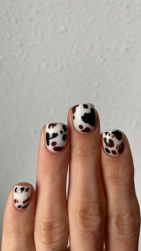 Cow Spots Nails, Cow Print Western Nails, Cow Print Nails Ideas, Farm Nail Ideas, Nails For Hairstylist, Cowgirl Manicure, Farm Nail Art, Western Dip Nails, Cute Cowgirl Nails