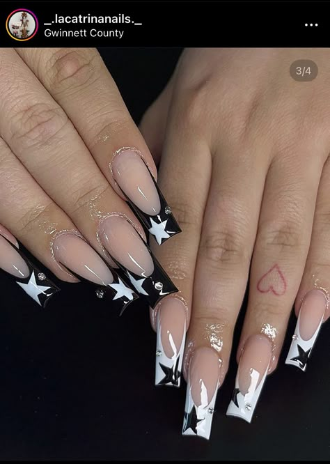 Long Square Acrylic Nails Star, French Tip Acrylic Nails With Nail Art, Black And White Frenchies Nails, Black And White Star Nails Acrylic Y2k, Acrylic Nails Ideas Y2k Short, Stars French Tip Nails, Star Nail Designs Coffin, Black And White Nail Inspo Acrylic, Nail Inspo Stars Y2k