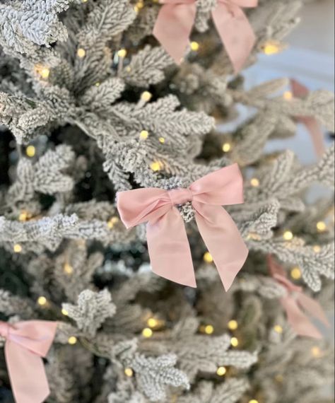 Christmas Aesthetic Pink, Christmas Decor To Make, Pink Christmas Table Setting, Frosted Ornaments, Pink Christmas Bedroom, Pink Christmas Table, Pink Christmas Background, Pink Xmas Tree, Pink Taper Candles