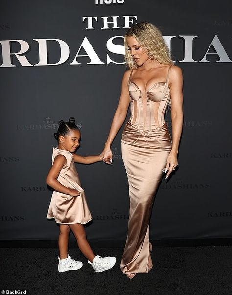 Khloe Kardashian Outfits, Jenner Kids, Khloe Kardashian Photos, Khloe K, Kloe Kardashian, Kim Kardashian Outfits, Kardashian Outfit, Kardashian Photos, Dinner Dress Classy