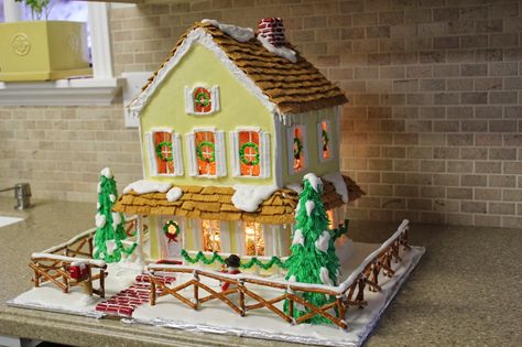 Build A Gingerbread House, Gingerbread Castle, Gingerbread Art, Gingerbread Creations, Cool Gingerbread Houses, Gingerbread House Parties, Make A Gingerbread House, All Things Gingerbread, Christmas Cookie Jars