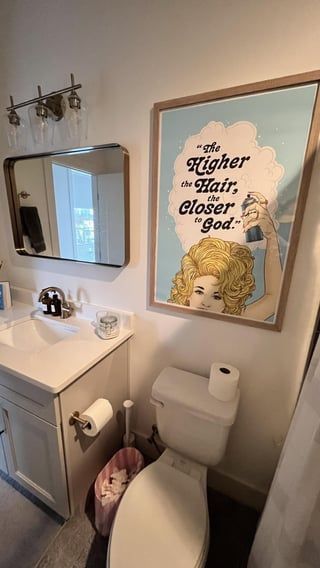 Dolly Parton Living Room, Dolly Parton Room Ideas, Dolly Parton Themed Bathroom, Dolly Parton Inspired Bedroom, Dolly Inspired Room, Dolly Parton Home Decor, Dolly Parton Bathroom Ideas, Dolly Parton Bedroom Decor, Dolly Parton Bedroom Ideas