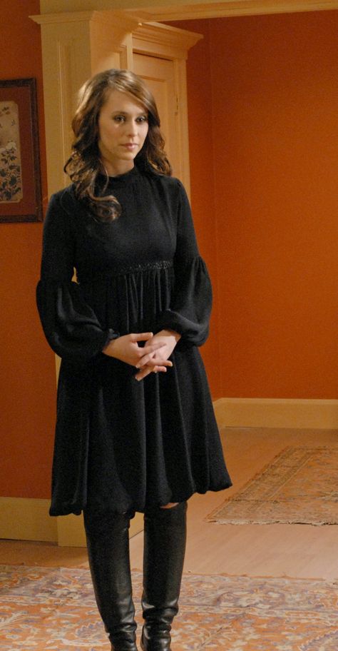 The Ghost Whisperer Ghost Whisperer Fashion, Melinda Gordon Outfits, Jennifer Love Hewitt Young, Ghost Whisperer Style, Love Hewitt, Pear Shaped Fashion, Melinda Gordon, Ghost Whisperer, Elegant Boots