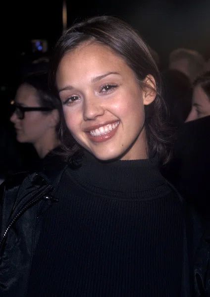 Jessica Alba Makeup, Young Jessica Alba, 90s Makeup Look, Glossy Lips Makeup, Fair Skin Makeup, Movie Makeup, Pretty Smile, Beauty Shoot, Fair Skin