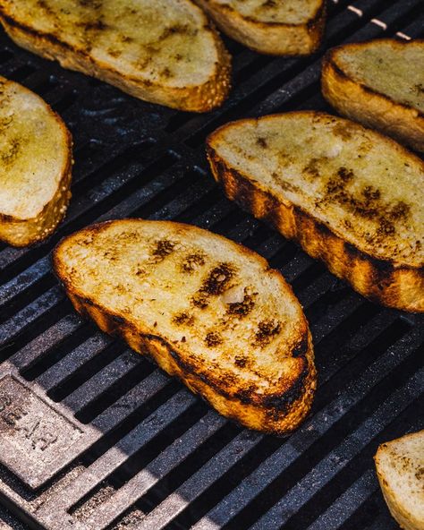 Grill Bread Recipes, Bbq Garlic Bread, Grilling Pan Recipes, Grilled Bread Appetizer, Grilled Ciabatta Bread, Grilled Baguette Slices, Grilling Recipes Breakfast, Grilled French Bread, Garlic Bread On The Grill