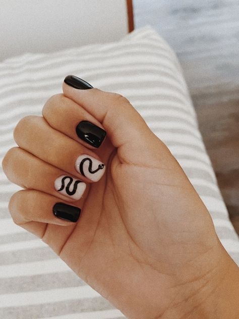 Easy Snake Nail Art, Snake Nails Designs Short, Short Snake Nails, Snake Design Nails, Black Snake Nails, Snake Nails Designs, Sept Nails, Eras Nails, Weird Nails