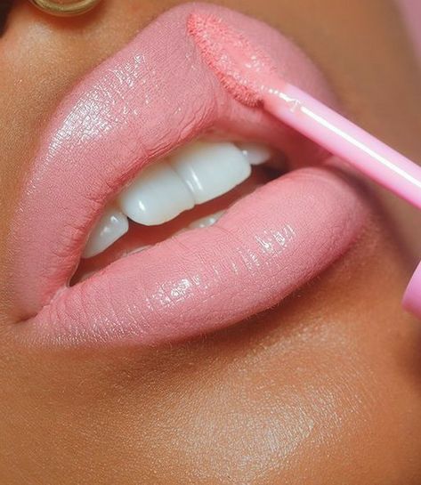 00s Makeup, Baby Pink Lipstick, Pink Lipstick Makeup, Pale Pink Lips, Light Pink Lipstick, Pink Lips Makeup, Light Pink Lips, Pink Gloss, Coral Lips