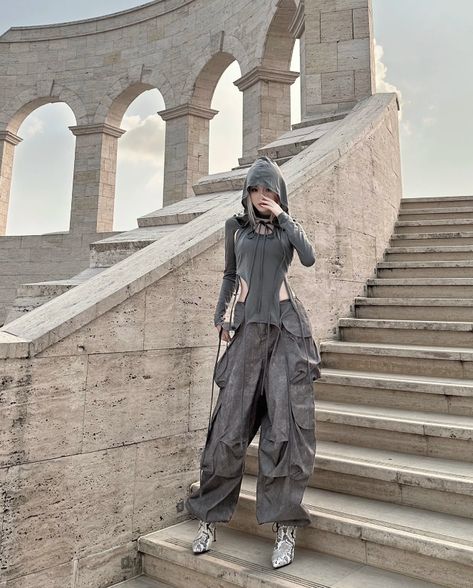 Dystopian Aesthetic Clothes, Japanese Winter Fashion, Desert Outfit, Nomad Fashion, Japanese Winter, Dystopian Fashion, Cool Pants, Neat Casual Outfits, Apocalyptic Fashion