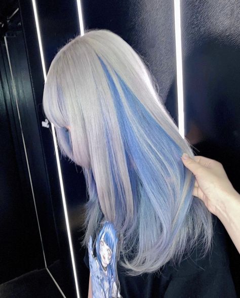 White Hair With Blue Underneath, White Hair Blue Tips, White Blue Hair Color, Blue And White Hair Aesthetic, Blonde And Light Blue Hair, White Hair With Blue Streaks, Kpop Hair Dye, White Hair Blue Streaks, Blue White Hair