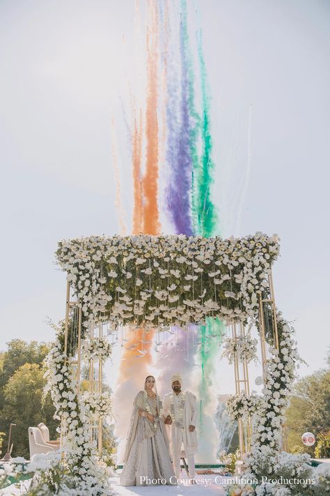 White Floral Mandap Decor, Indian Outdoor Mandap, Day Wedding Mandap Decoration, White Wedding Decorations Indian, Varmala Stage Wedding Decorations, White Theme Wedding Decor Indian, Wedding Chori Decoration, White Mandap Decor Indian, Chauri Mandap Decoration