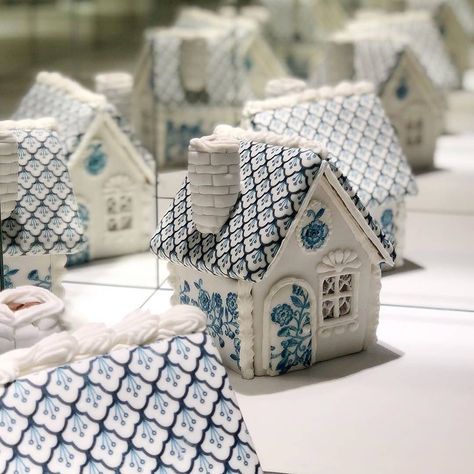 Sweet Dutch Porcelain houses/gingerbread houses Blue Gingerbread House, White Gingerbread House, Dutch Porcelain, White Gingerbread, Porcelain House, Christmas Gingerbread Cookies, Cookie House, Gingerbread House Decorations, Spring Cookies