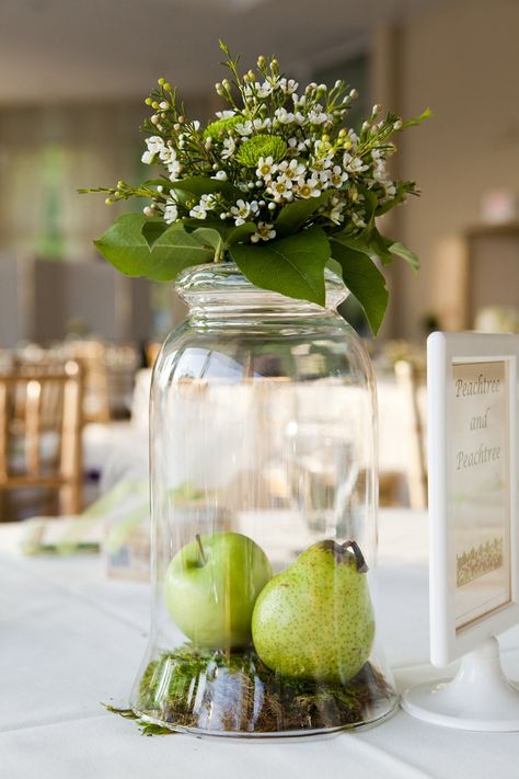 Green Spring Wedding, Apple Centerpieces, Heather Wedding, Green Gold Weddings, Early Spring Wedding, Spring Table Settings, Tafel Decor, Table Setting Inspiration, Spring Wedding Inspiration