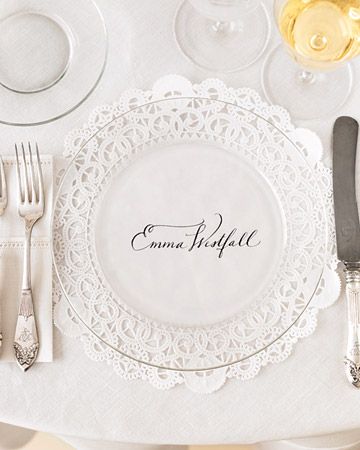 I love this idea from Martha Stewart! Simply write your guests names on doilies and place a clear plate over them.  Clever! Vintage High Tea, Diy Place Cards, Clear Plates, Diy Wedding Table, Paper Doilies, Small Intimate Wedding, Wedding Table Settings, Party Entertainment, Place Setting