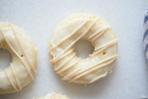 white chocolate donuts White Chocolate Glaze For Donuts Recipe, White Chocolate Donut Glaze, White Chocolate Donut, Donuts Photography, Chocolate Donuts Baked, White Chocolate Icing, King Cakes, Chocolate Doughnuts, White Chocolate Recipes