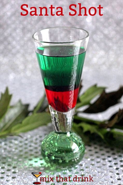 The Santa Shot is a gorgeous little red and green layered shot that tastes like a candy cane. It's Christmas ascetics combined with Christmas flavors, and it packs plenty of Christmas spirit. Christmas Flavors, Christmas Drinks Alcohol Recipes, Xmas Drinks, Cocktail Christmas, Christmas Drinks Recipes, Christmas Shots, Christmas Drink, Christmas Cocktail, Cocktail Mix