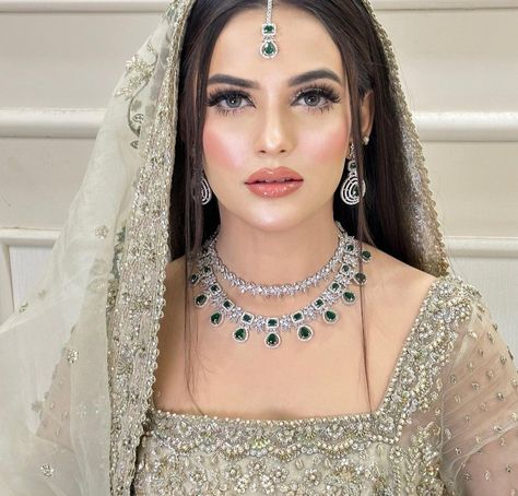 Walima Bridal Dress Pakistan, Nikkah Bride Pakistan, Walima Bride Hairstyles, Walima Hairstyles, Nikkah Jewelry, Valima Makeup, Jora Hairstyle, Walima Look, Nikkah Makeup