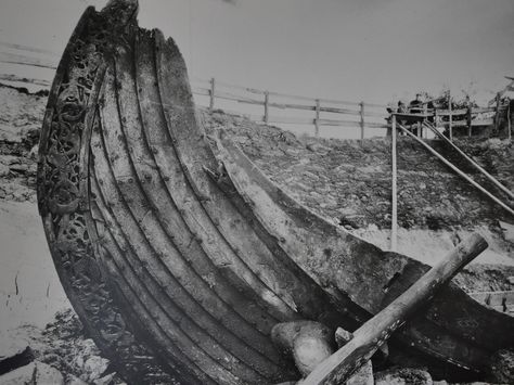 This carved ship comes from a Viking grave found in 1904 at Oseberg near the Oslo fjords. Ship Photo, Viking Ship, Old Norse, Viking History, Viking Art, Norse Vikings, Viking Age, Ancient History, Historical Photos