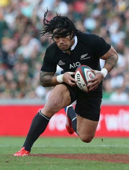 LE JEU DES ALL'S BLACKS : ASSURER SES APPUIS Ma'a Nonu Rugby, Rugby Rules, Rugby Photography, All Blacks Rugby Team, Nz All Blacks, Poses Dynamiques, All Blacks Rugby, New Zealand Rugby, Rugby Sport