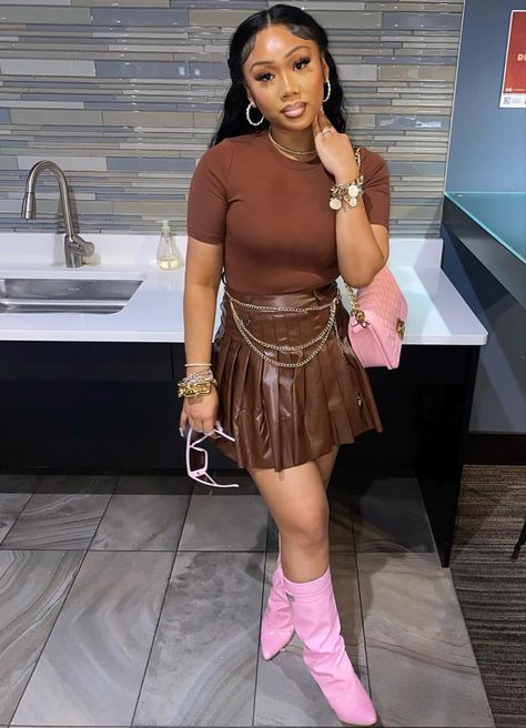 Brown Outfits For Black Women Birthday, Christmas Party Outfits Baddie, Brown Leather Skirt Outfit, Summer Outfits Baddie, Baddie Ideas, Bold Clothing, Outfits Baddie, Leather Skirt Outfit, Cute Birthday Outfits